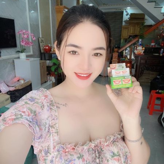 Emy Nội Y 