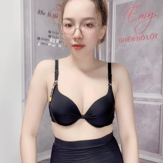 Emy Nội Y 